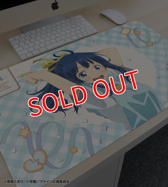 画像3:  【予約商品】  アルマビアンカ　TVアニメ『負けヒロインが多すぎる！』 描き下ろし 八奈見 杏菜 制服エプロンver. マルチデスクマット 【26年9月下旬発売】 (3)