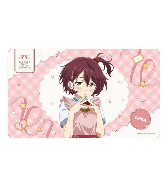 画像1:  【予約商品】  アルマビアンカ　TVアニメ『負けヒロインが多すぎる！』 描き下ろし 小鞠 知花 制服エプロンver. マルチデスクマット 【26年9月下旬発売】 (1)