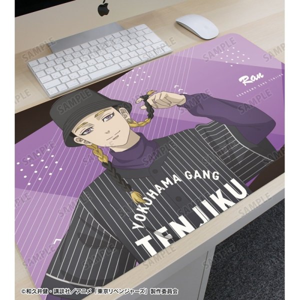画像3:  【予約商品】  アルマビアンカ　TVアニメ『東京リベンジャーズ』 描き下ろし 灰谷 蘭 ベースボールシャツver. マルチデスクマット 【26年12月上旬発売】 (3)