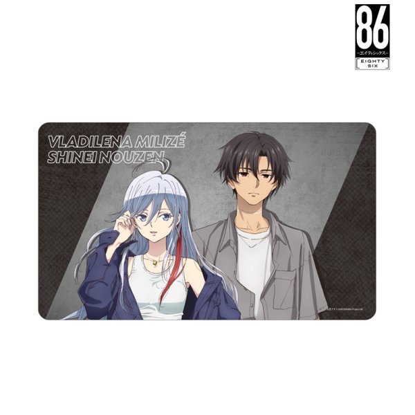 画像2:  【予約商品】  アルマビアンカ　TVアニメ「８６―エイティシックス―」 描き下ろし ヴラディレーナ・ミリーゼ＆シンエイ・ノウゼン ストリートファッションver. マルチデスクマット 【26年12月上旬発売】 (2)