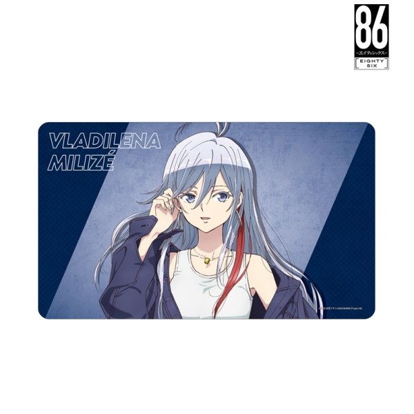 画像2:  【予約商品】  アルマビアンカ　TVアニメ「８６―エイティシックス―」 描き下ろし ヴラディレーナ・ミリーゼ ストリートファッションver. マルチデスクマット 【26年12月上旬発売】 (2)