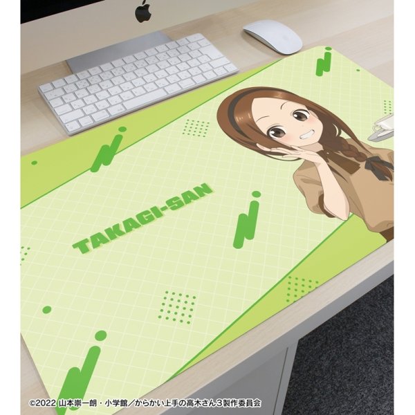 画像3:  【予約商品】  アルマビアンカ　からかい上手の高木さん 描き下ろし 高木さん カフェ店員 お仕事体験ver. 第2弾 マルチデスクマット 【26年12月上旬発売】 (3)