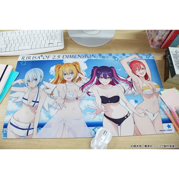画像3:  【予約商品】  シーズナルプランツ　TVアニメ「2.5次元の誘惑」描き下ろし デスクマット【水着ver.】 【26年11月発売】 (3)