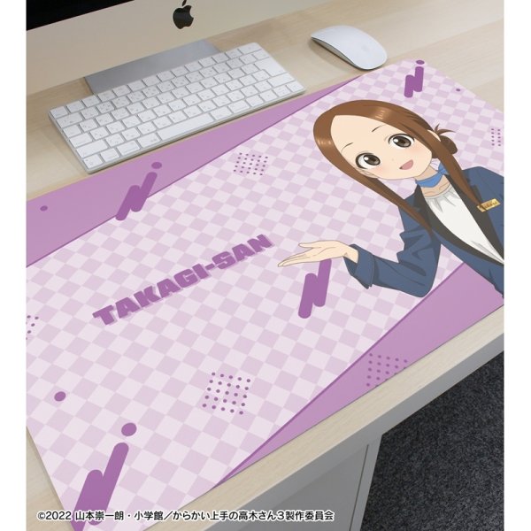 画像3:  【予約商品】  アルマビアンカ　からかい上手の高木さん 描き下ろし 高木さん ホテルコンシェルジュ お仕事体験ver. 第2弾 マルチデスクマット 【26年12月上旬発売】 (3)