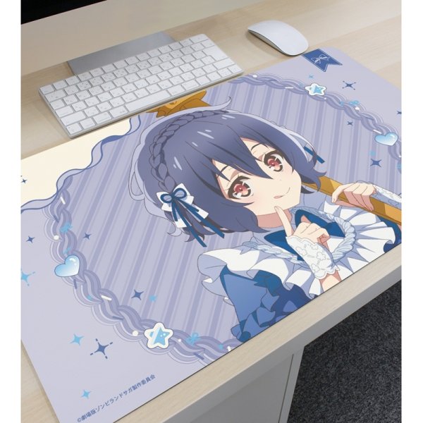 画像3:  【予約商品】  アルマビアンカ　劇場版『ゾンビランドサガ ゆめぎんがパラダイス』 描き下ろし 水野 愛 お座りケーキver. マルチデスクマット 【27年1月中旬発売】    (3)