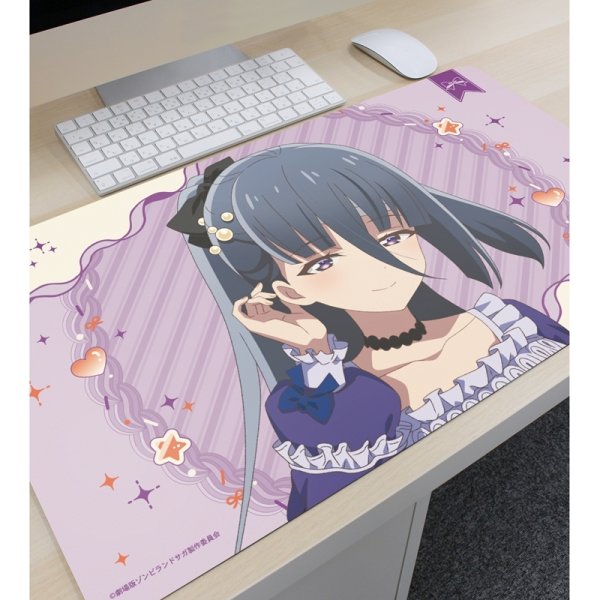 画像3:  【予約商品】  アルマビアンカ　劇場版『ゾンビランドサガ ゆめぎんがパラダイス』 描き下ろし 山田 たえ お座りケーキver. マルチデスクマット 【27年1月中旬発売】    (3)