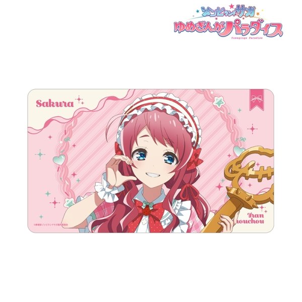 画像2:  【予約商品】  アルマビアンカ　劇場版『ゾンビランドサガ ゆめぎんがパラダイス』 描き下ろし 源 さくら お座りケーキver. マルチデスクマット 【27年1月中旬発売】    (2)