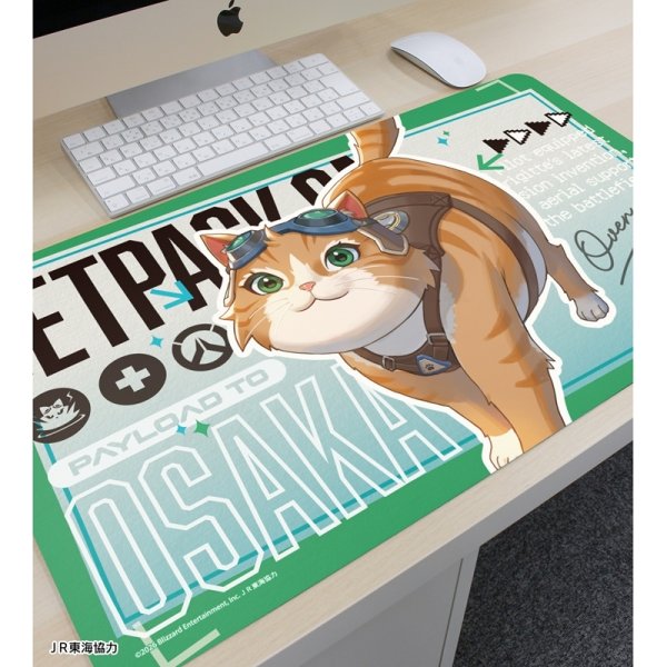 画像3:  【予約商品】  アルマビアンカ　オーバーウォッチ 描き下ろし ジェットパック・キャット 旅行ver. マルチデスクマット 【27年2月上旬発売】    (3)