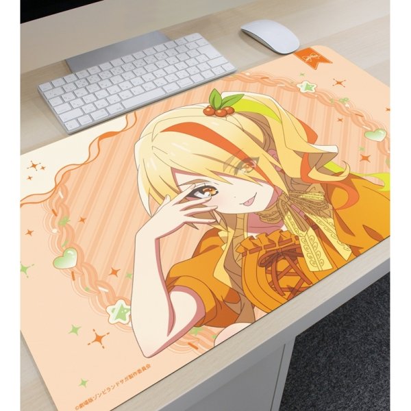 画像3:  【予約商品】  アルマビアンカ　劇場版『ゾンビランドサガ ゆめぎんがパラダイス』 描き下ろし 二階堂 サキ お座りケーキver. マルチデスクマット 【27年1月中旬発売】    (3)