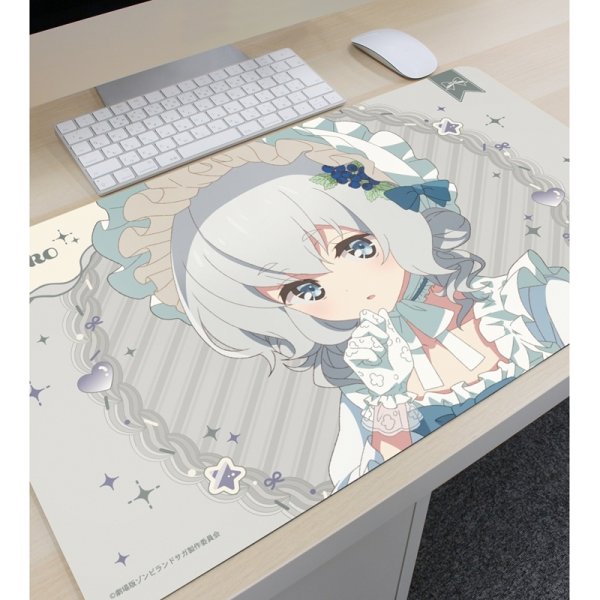 画像3:  【予約商品】  アルマビアンカ　劇場版『ゾンビランドサガ ゆめぎんがパラダイス』 描き下ろし 紺野 純子 お座りケーキver. マルチデスクマット 【27年1月中旬発売】    (3)
