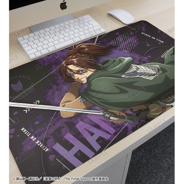 画像3:  【予約商品】  アルマビアンカ　TVアニメ『進撃の巨人』 描き下ろし ハンジ 戦う背中ver. 第2弾 マルチデスクマット 【27年1月下旬発売】    (3)