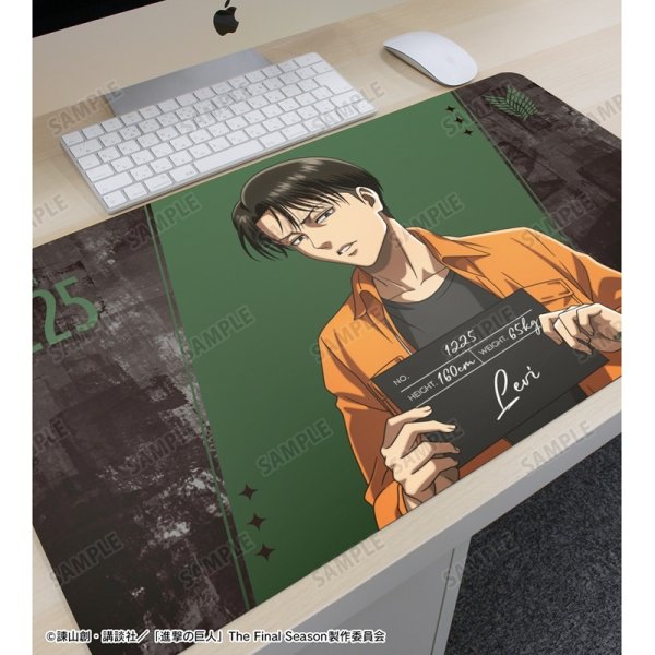 画像3:  【予約商品】  アルマビアンカ　TVアニメ『進撃の巨人』 描き下ろし リヴァイ 囚人ver. マルチデスクマット 【27年1月下旬発売】 (3)