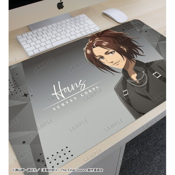 画像3:  【予約商品】  アルマビアンカ　TVアニメ『進撃の巨人』 描き下ろし ハンジ ハーネススタイルver. マルチデスクマット 【27年2月上旬発売】 (3)